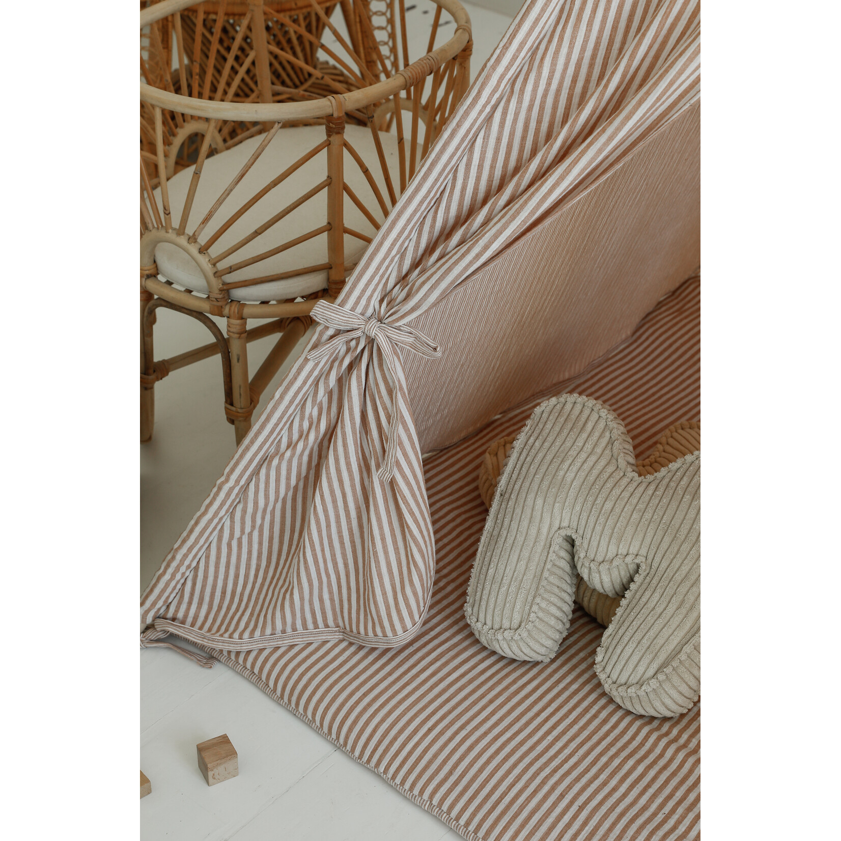 MuzPony Tipi Tent - Beige Stripes - dubbelzijdige mousseline speeltent met vloer mat