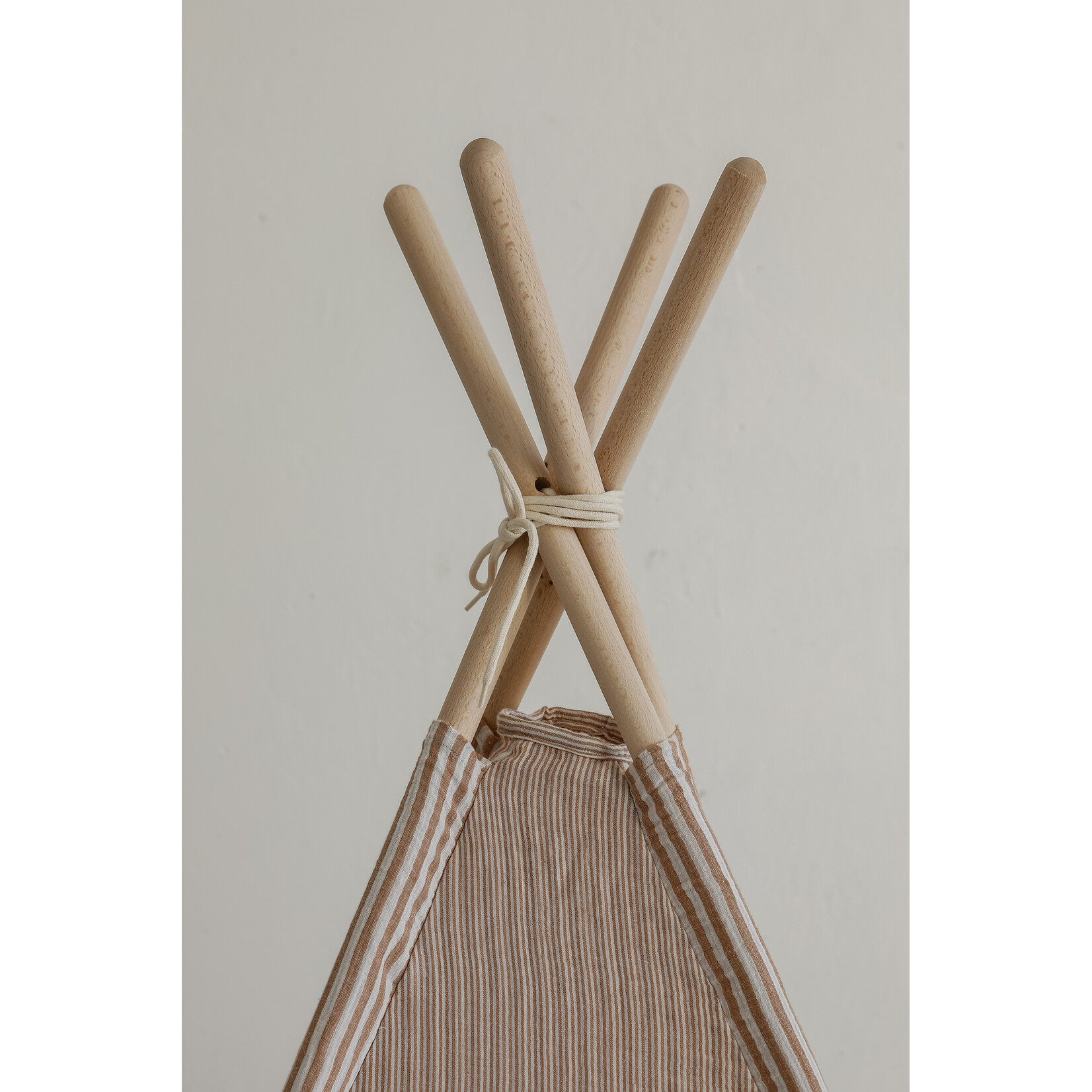 MuzPony Tipi Tent - Beige Stripes - dubbelzijdige mousseline speeltent met vloer mat