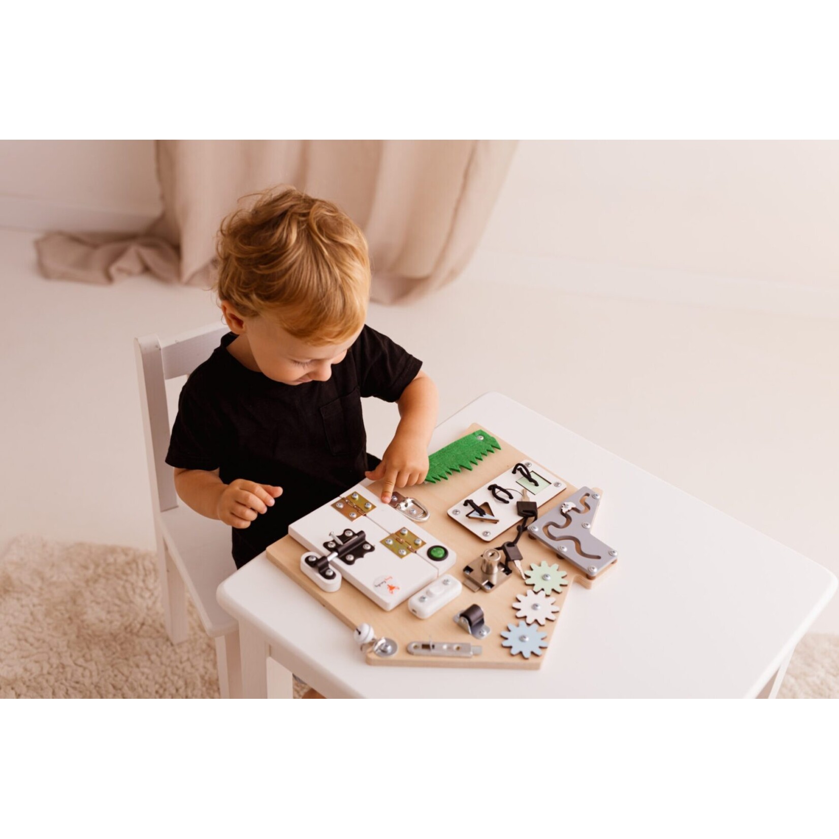 FOXY family Sensorisch Busy Bord - Huisje- Activiteitenbord