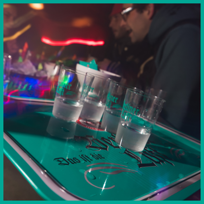 Berliner Luft Pfefferminzlikör in GB mit 2 Gläsern 0.7 l 18% vol