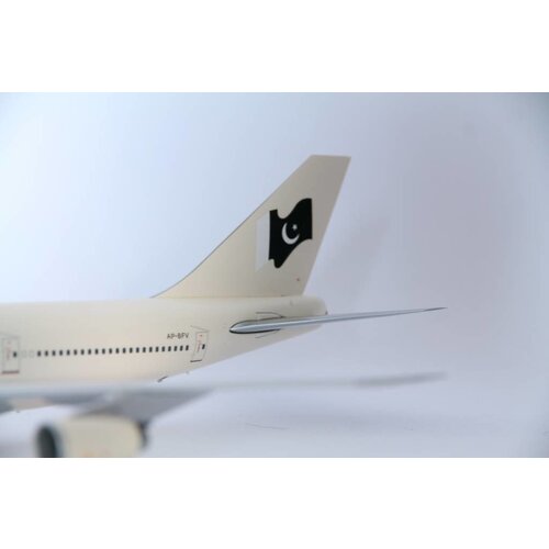 JC Wings 1:200 PIA B747-300