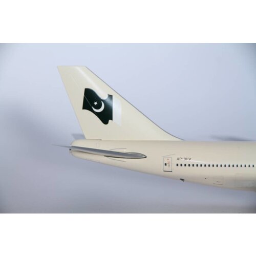 JC Wings 1:200 PIA B747-300