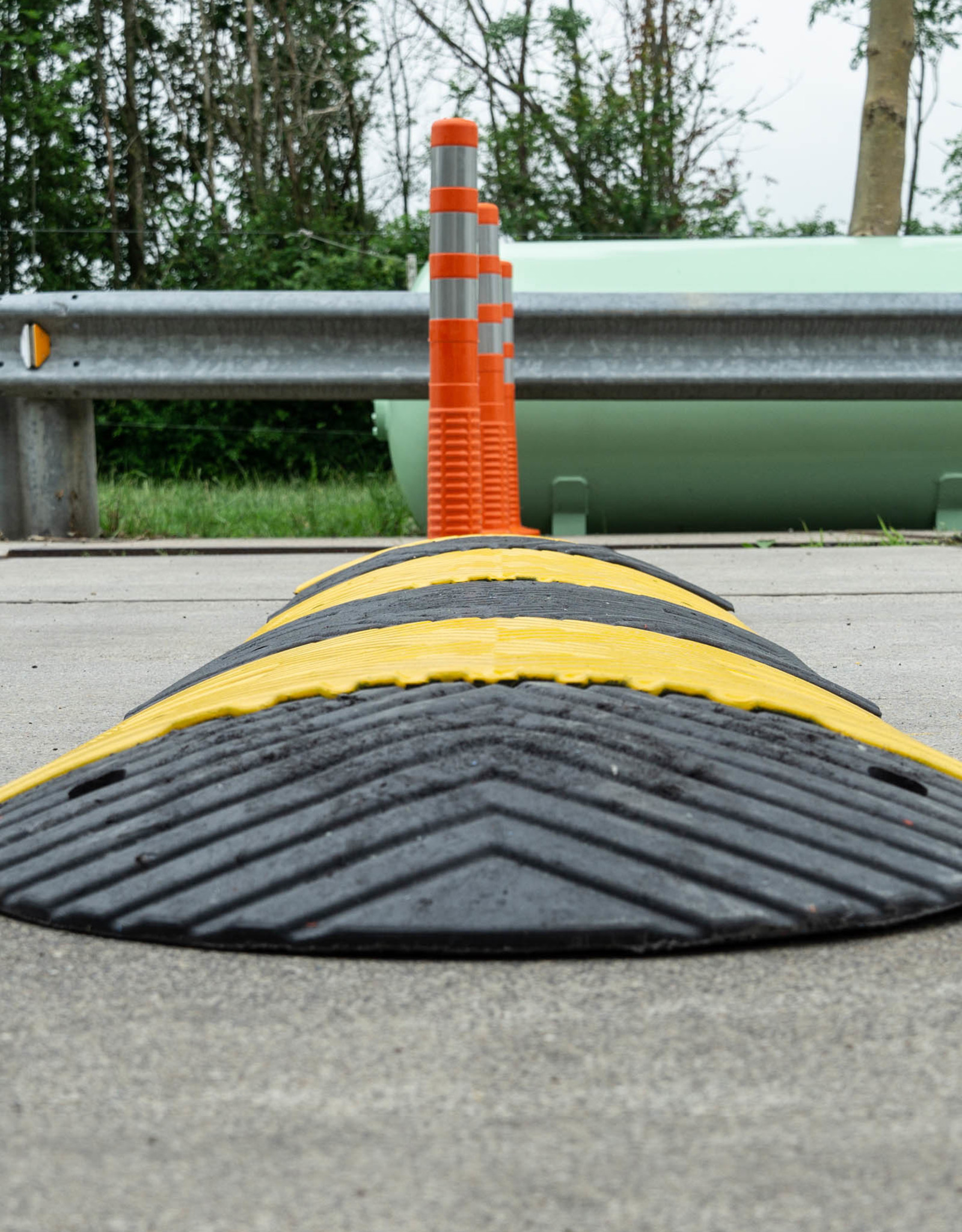 Ri-Traffic | Verkeersdrempel 7cm hoog, middenelement, zwart-geel, robuust kunststof