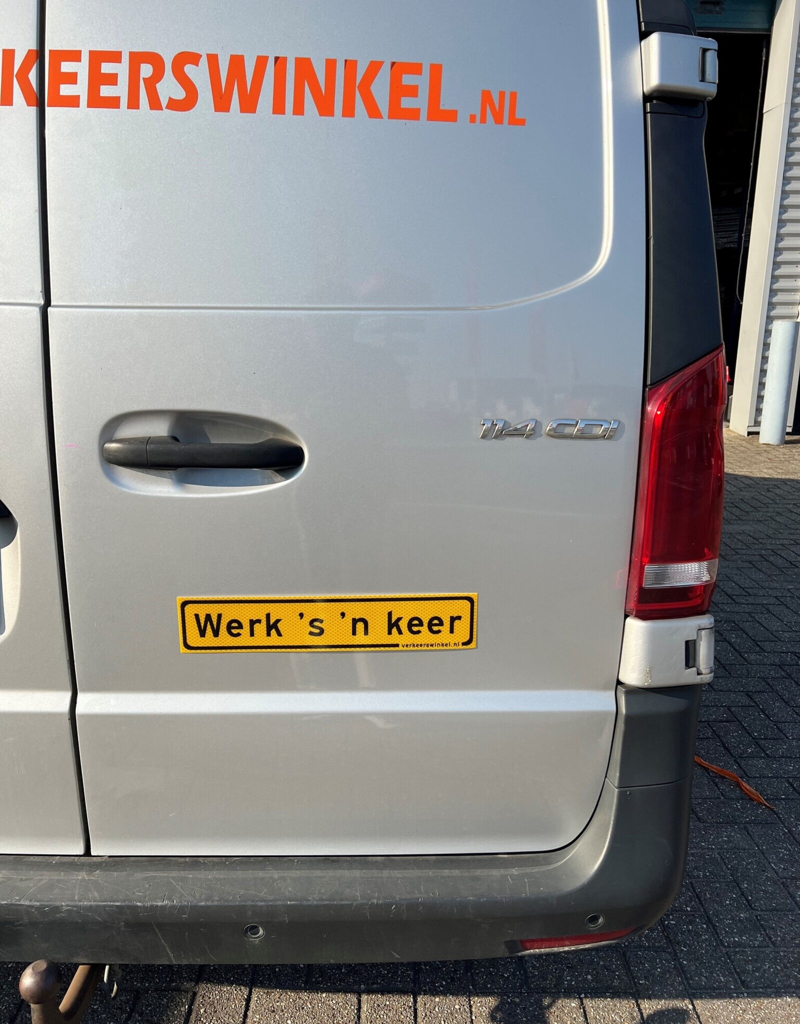 Verkeerswinkel | Werkverkeer MAGNEETSTICKER: Werk eens een Keer | 40cm x 8cm