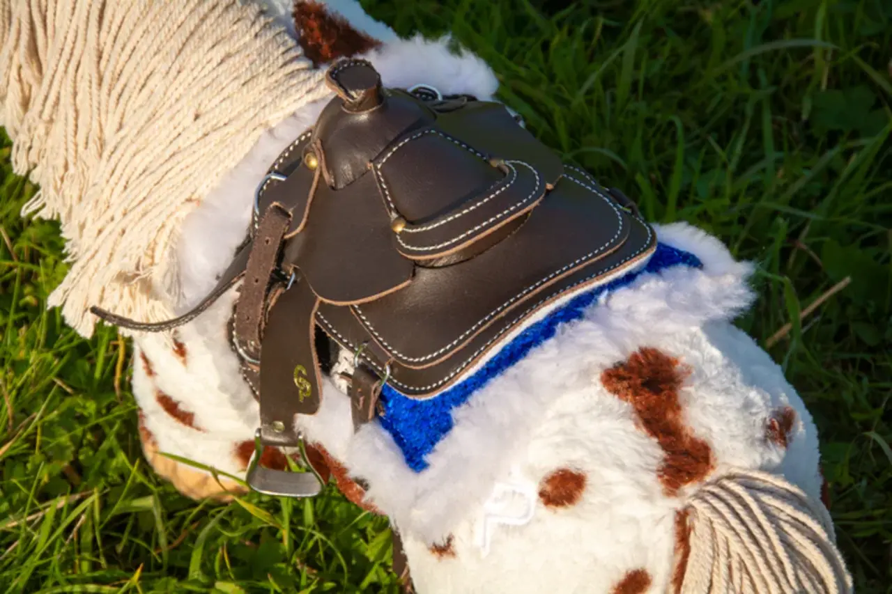 Crafty Ponies Crafty Ponies Westernpad blue incl. instruction booklet NL Crafty Ponies Crafty Ponies Westernpad blue incl. instruction booklet NL