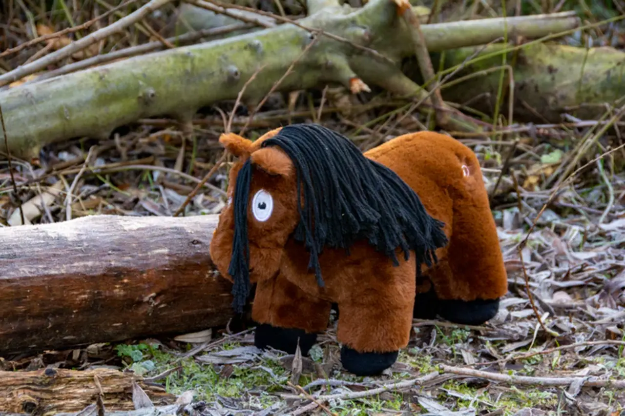 Crafty Ponies Crafty Pony Paardenknuffel Bruin zwarte manen incl. instructie boekje Crafty Ponies Crafty Pony Paardenknuffel Bruin zwarte manen incl. instructie boekje