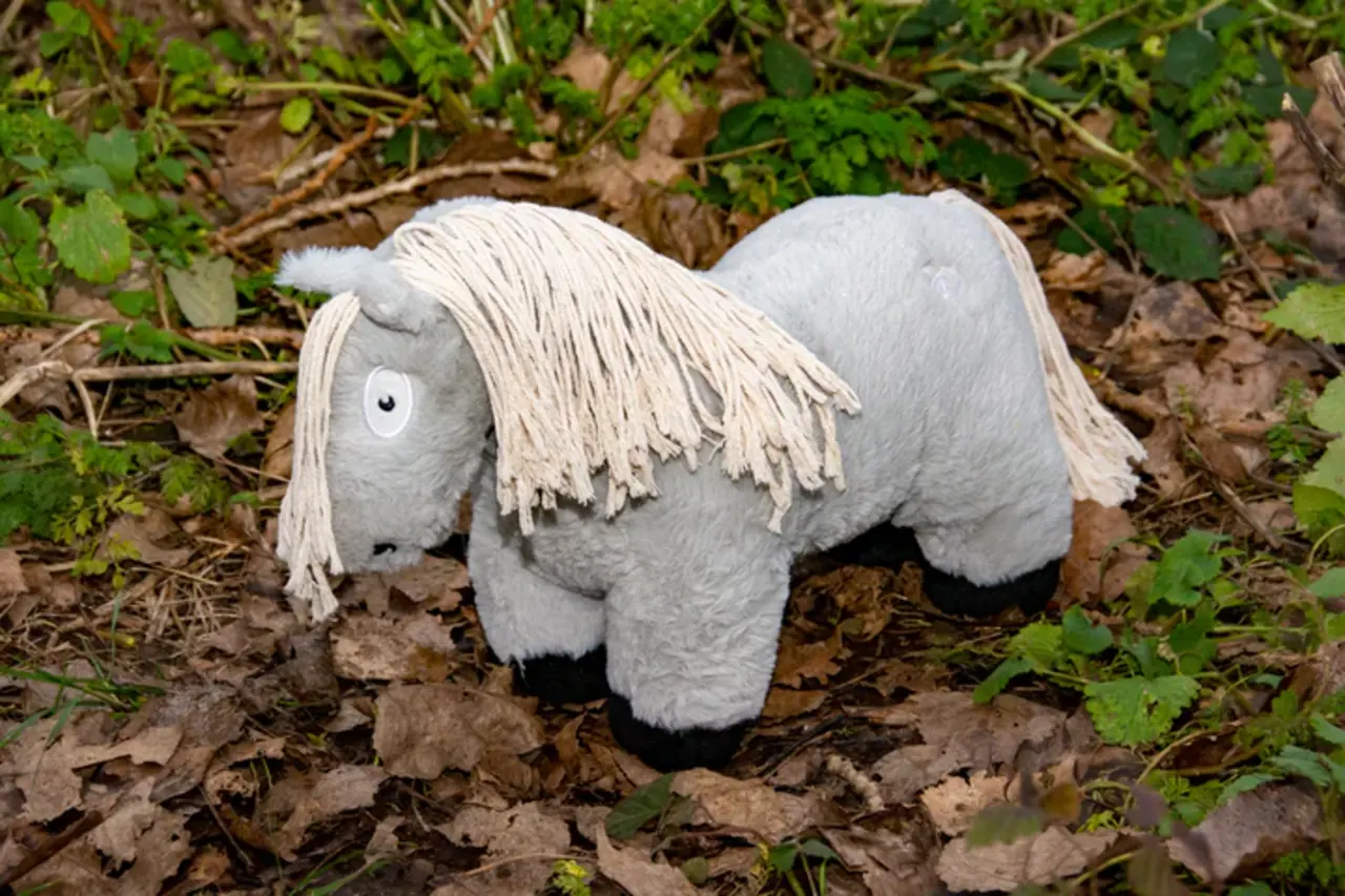 Crafty Ponies Crafty Pony Cheval en peluche  gris y.c. livret d'instructions NL
