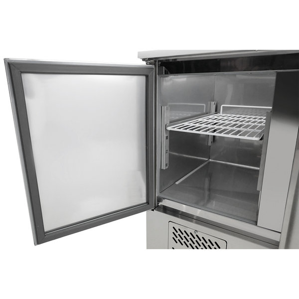 Saladette | 365L | 3 Deuren (1/1 GN) | Boven 4x 1/1 GN | +2°C/+8°C | Geventileerd | 0.23kW | Schuifdeksel | Polyethyleen Snijplank | 1364x700x880(h)mm