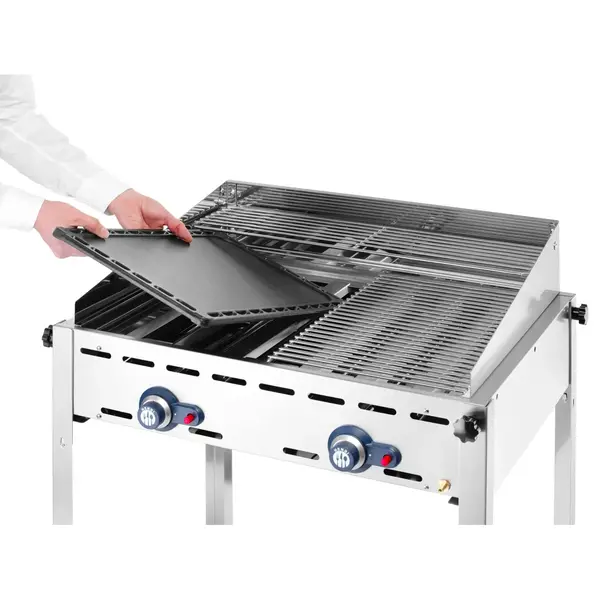Barbecue | GreenFire | Propaangas | 2 Roosters + 1 Bakplaat (3x 1/1 GN) | 3 Branders | 17.4kW | Windkap | Wielen | 1078x612x825(h)mm