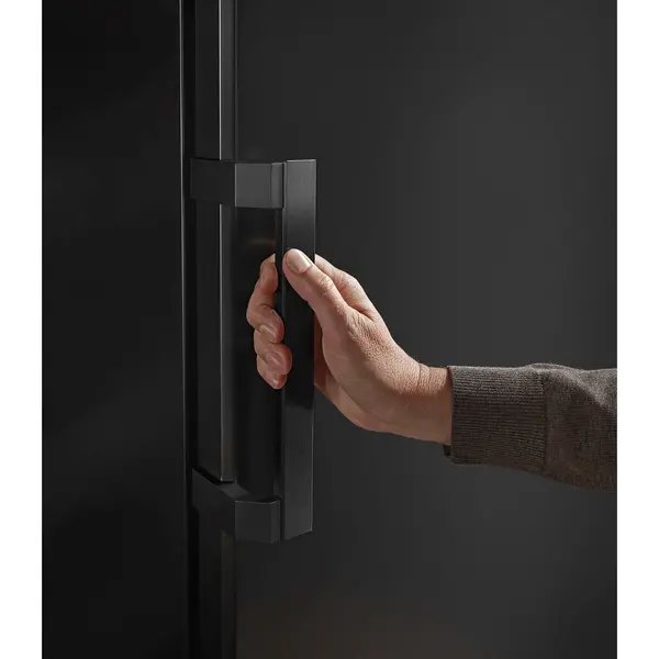 Wijnkoelkast | GRAND CRU | 166x 75cl | Zwart | 1 Zone | +5°C/+20°C | Geforceerd | Temperatuur-/Deuralarm + App | Wielen | 597x763x1484(h)mm