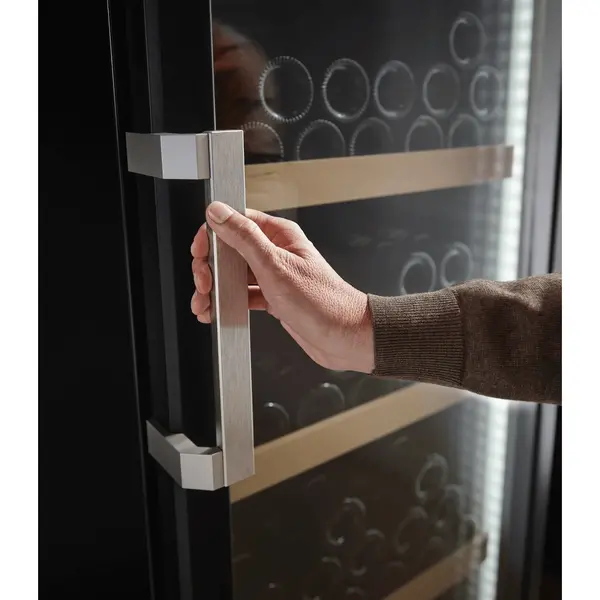 Wijnkoelkast | GRAND CRU | 229x 75cl | Zwart | 1 Zone | +5°C/+20°C | Geforceerd | Touchscreen + App | Temperatuur-/Deuralarm | Wielen | 597x763x1884(h)mm