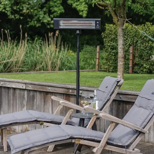 Terrasverwarmer | Elektrisch | Zwart | 1.8kW (230V) | Incl. Standaard + Afstandsbediening | Spatwaterdicht | 640x420x1890(h)mm