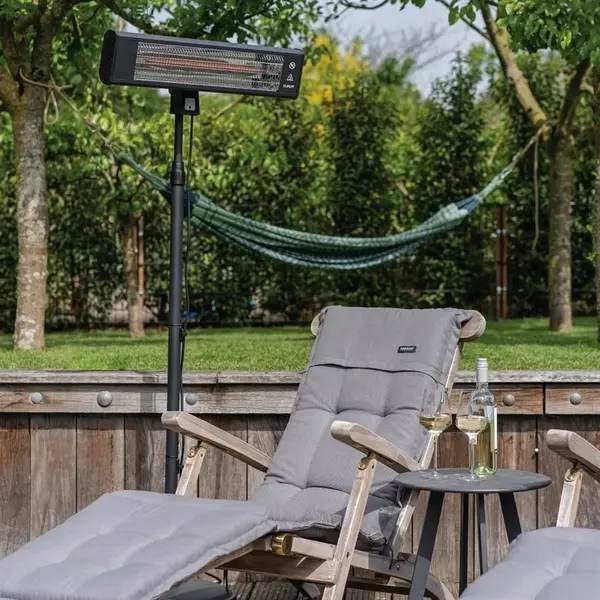 Terrasverwarmer | Elektrisch | Zwart | 1.8kW (230V) | Incl. Standaard + Afstandsbediening | Spatwaterdicht | 640x420x1890(h)mm