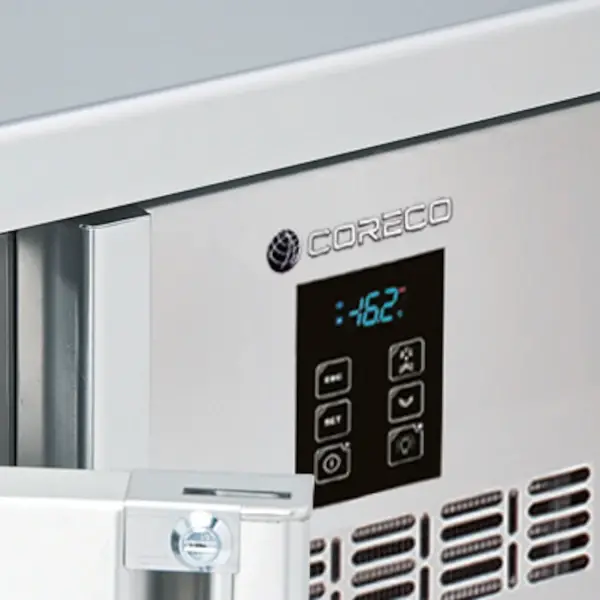 Koelwerkbank | 700 RANGE | Energiezuinig | 399L | 3 Deuren (1/1 GN) | -2°C/+8°C | Geforceerd | Temperatuuralarm | Achteropstand | 1795x700x850/950(h)mm