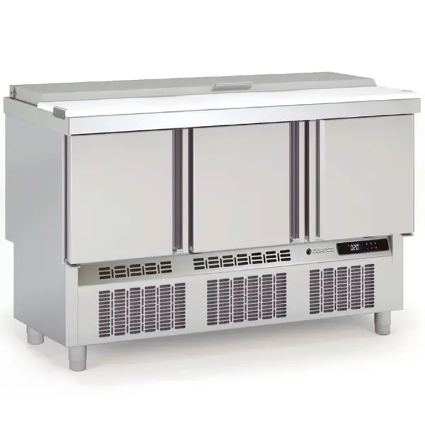 Saladette | 700 RANGE | 264L | 3 Deuren (1/1 GN) | Boven 18x 1/6 GN + 6x 1/9 GN | 0°C/+8°C | Statisch + Ventilator | Klapdeksel + Snijblad | Temperatuuralarm | 1375x700x890(h)mm