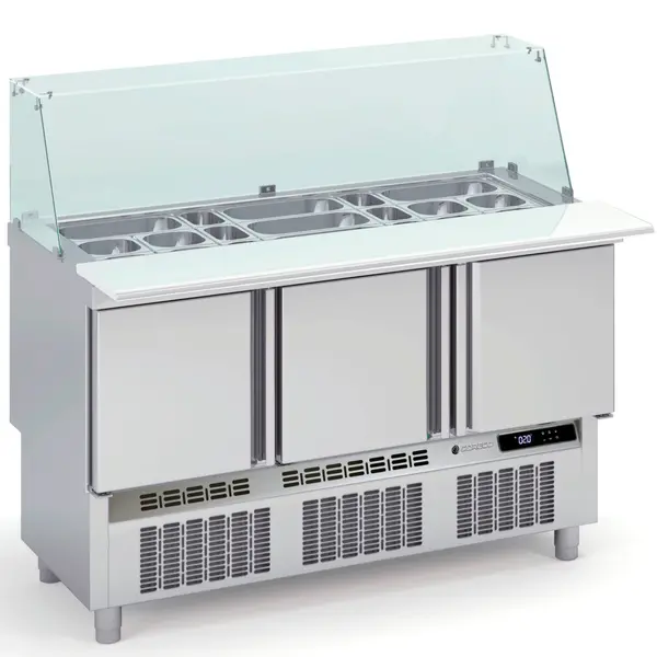 Saladette | 700 RANGE | 264L | 3 Deuren (1/1 GN) | Boven 18x 1/6 GN + 6x 1/9 GN | 0°C/+8°C | Statisch + Ventilator | Glasopzet + Snijblad | Temperatuuralarm | 1375x700x890/1226(h)mm
