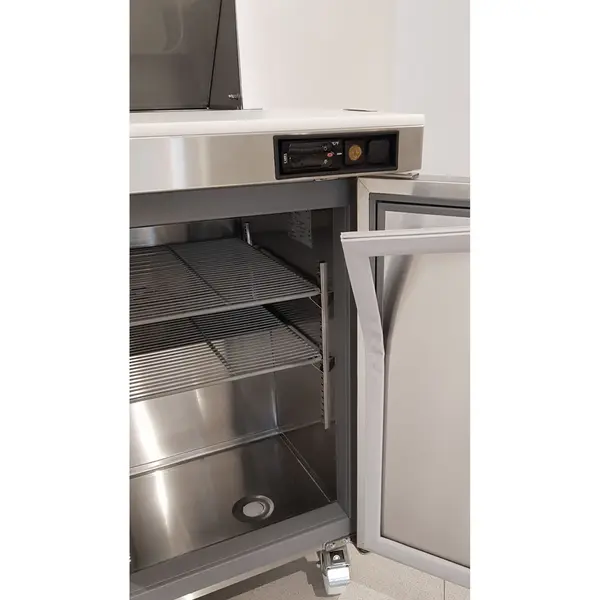Saladette | 204L | 1 Deur | Boven 8x 1/6 GN | 0°C/+8°C | Geforceerd | Klapdeksel | Temperatuuralarm | Wielen (Geremd) | 701x805x926(h)mm