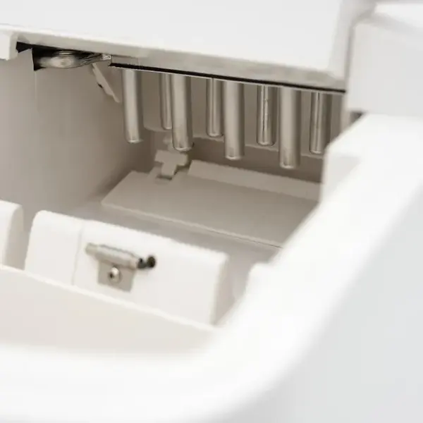IJsblokjesmachine | Holle Blokjes | 12kg/24u | Bunker 0.75kg | Luchtgekoeld | 240x360x340(h)mm