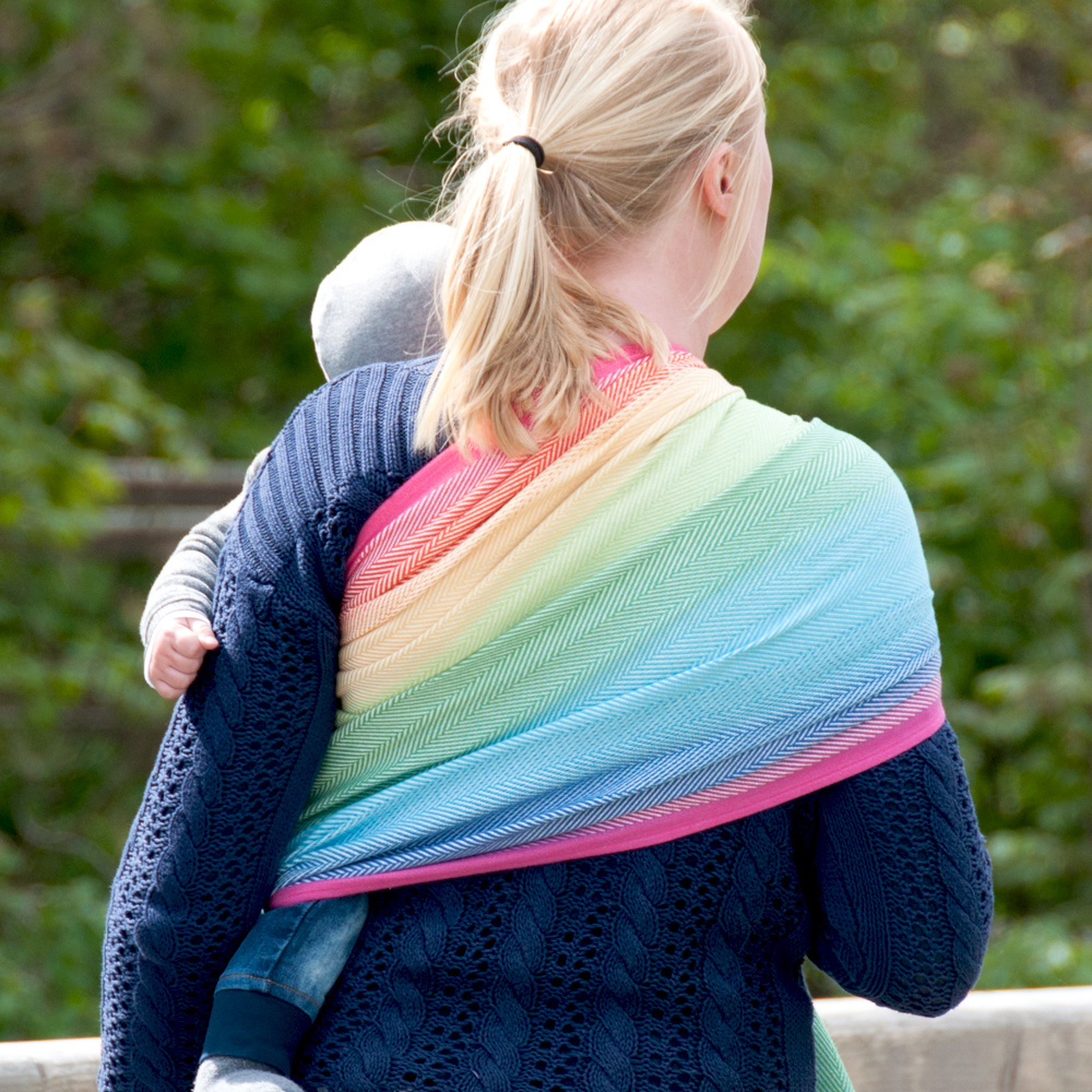 Ringsling breed uitgespreid op de rug