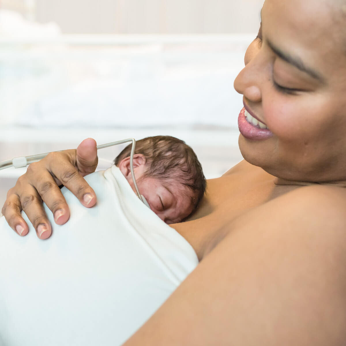 Baby en moeder in buideltop