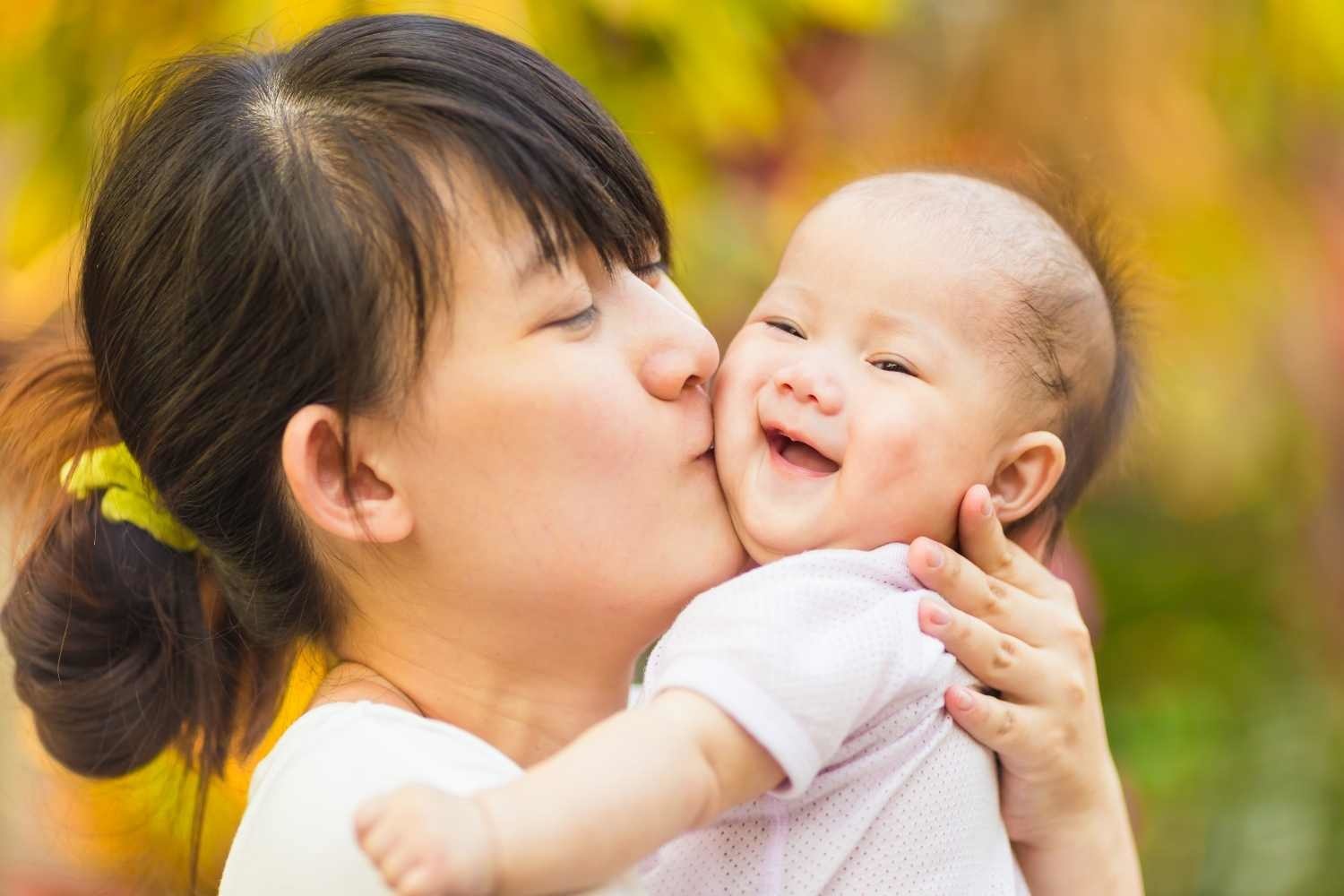 Waarom knuffelen met je baby zo belangrijk is