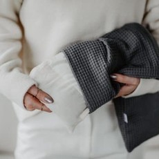 Janneke's  warmtesjaal Janneke's warmtesjaal wafelstof antraciet | biologisch lijnzaad