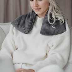 Janneke's  warmtesjaal Janneke's warmtesjaal wafelstof antraciet | biologisch lijnzaad