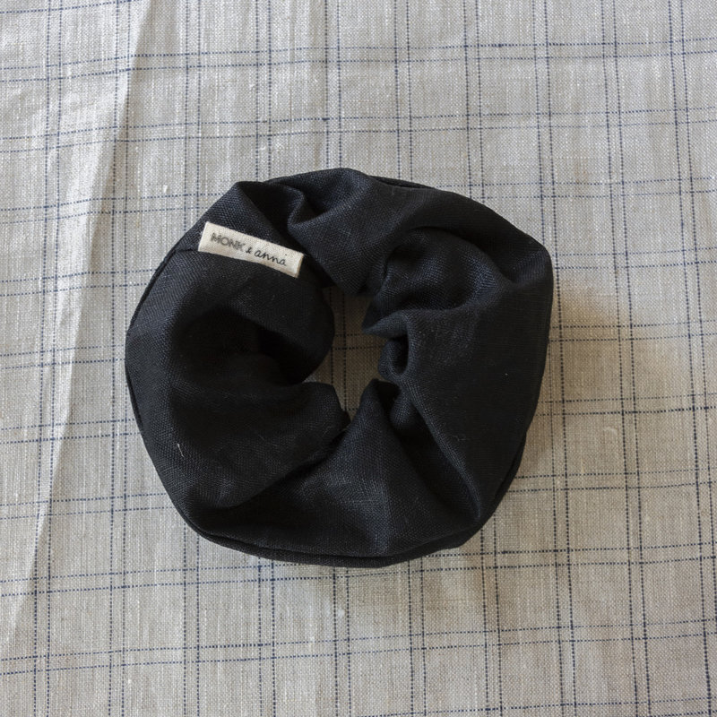 Monk & Anna Monk & anna: scrunchie - linen black