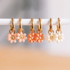 Bazou Bazou Bazou: Stainless steel hoop earrings with 'daisy flower' - coral/gold - SS383