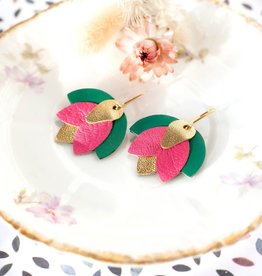 Shenoha studio Chenoha studio: Fuchsia oorbellen in roze, goud en groen leer