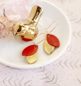 Shenoha studio Chenoha studio: Marquise oorbellen - rood en goud leer