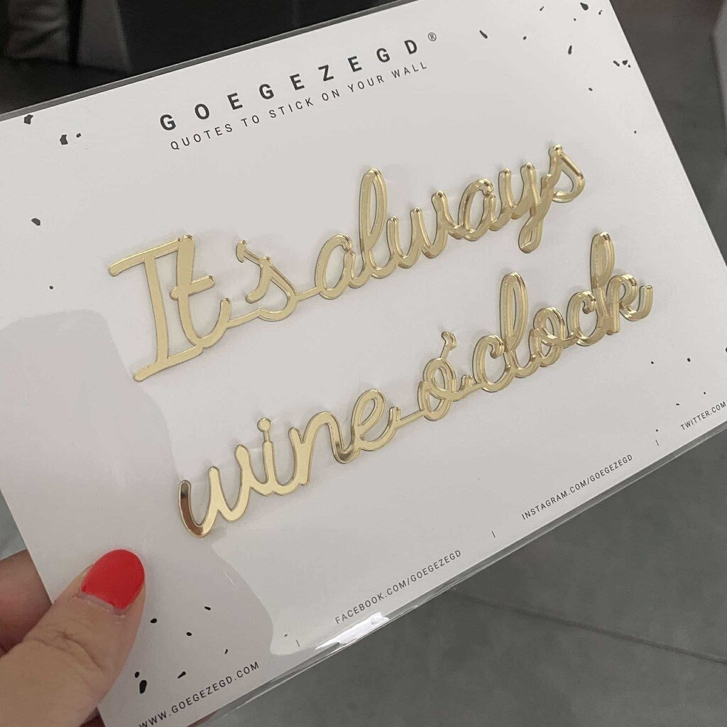 Goegezegd Goegezegd: muursticker goud - It's always wine o'clock