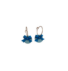 le marché sucré Le marché sucré: oorbellen - creool lichtblauw + strikje blauw
