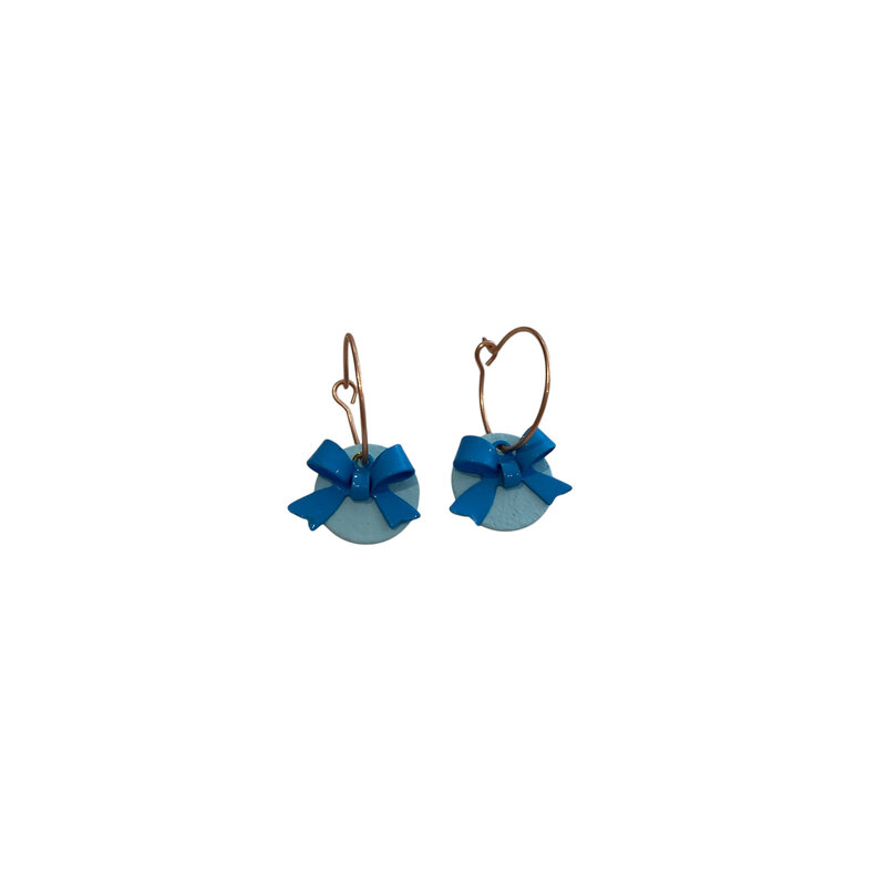 le marché sucré Le marché sucré: oorbellen - creool lichtblauw + strikje blauw