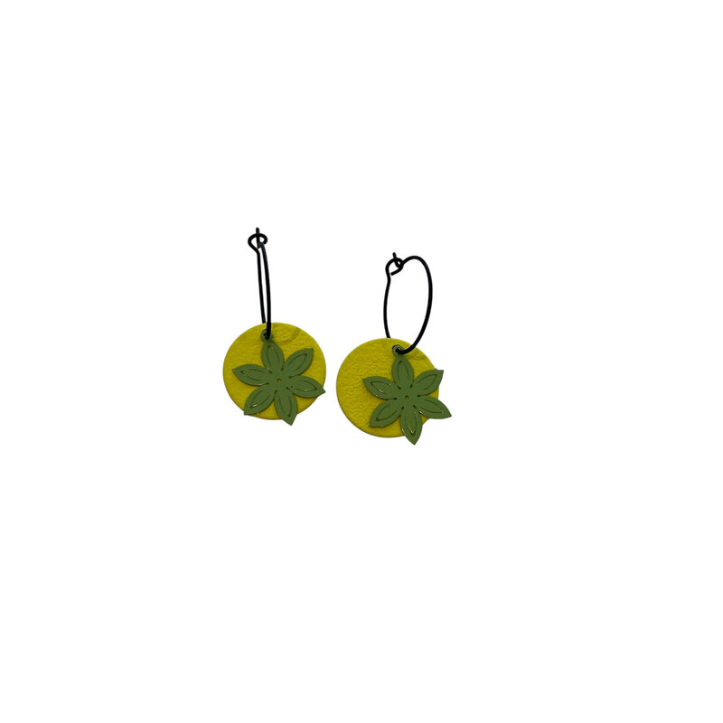 le marché sucré Le marché sucré: oorbellen - creool fluogeel + bloemetje groen