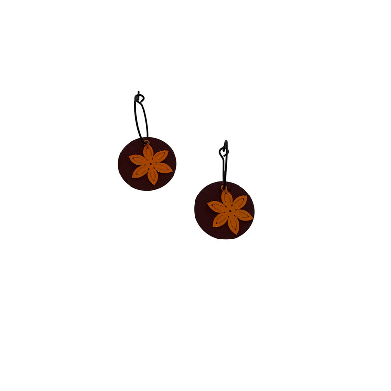 le marché sucré Le marché sucré: oorbellen - creool bruin + bloemetje oranje