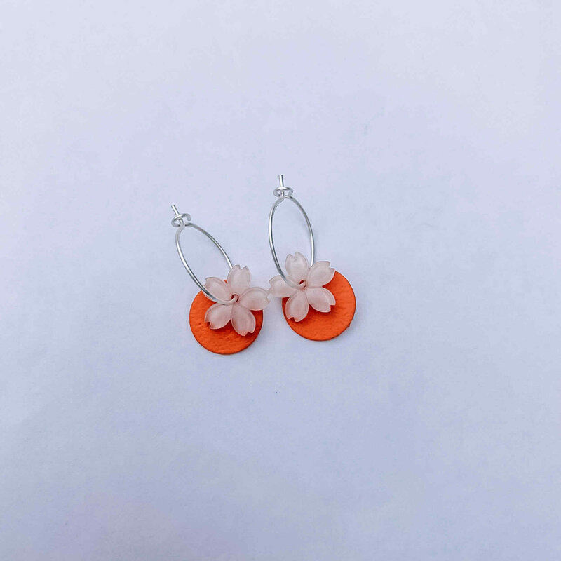 le marché sucré Le marché sucré: oorbellen - creool bloemetje - oranje en zilver
