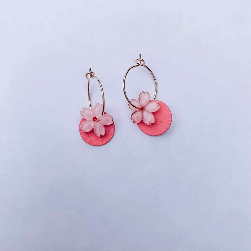 le marché sucré Le marché sucré: oorbellen - creool bloemetje - roze en goud