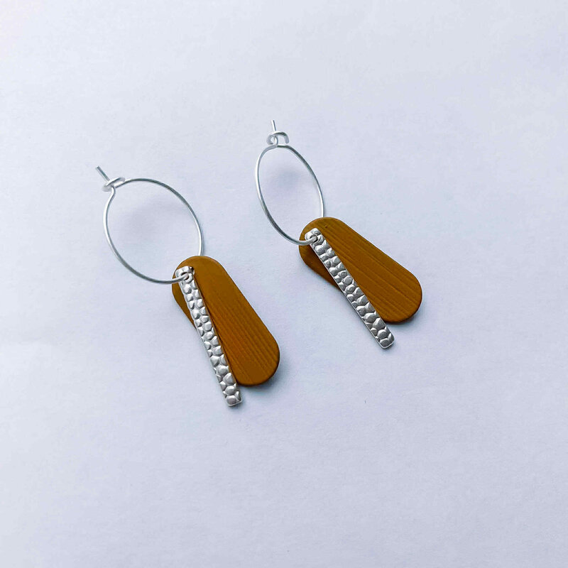 le marché sucré Le marché sucré: oorbellen zilver en camel