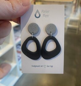 Atelier Meer Atelier Meer: oorbellen - YLVA klei - grijs + zwart