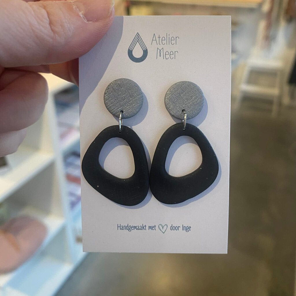Atelier Meer Atelier Meer: oorbellen - YLVA klei - grijs + zwart