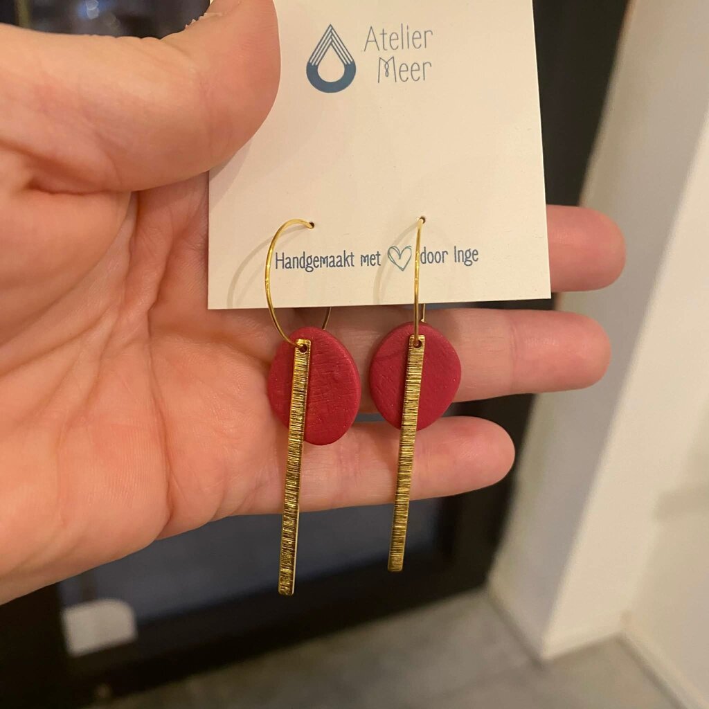 Atelier Meer Atelier Meer: oorbellen - MIA klei & messing - goud + framboos