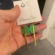 Atelier Meer Atelier Meer: oorbellen - MIA klei & messing - goud + groen