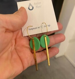 Atelier Meer Atelier Meer: oorbellen - MIA klei & messing - goud + groen