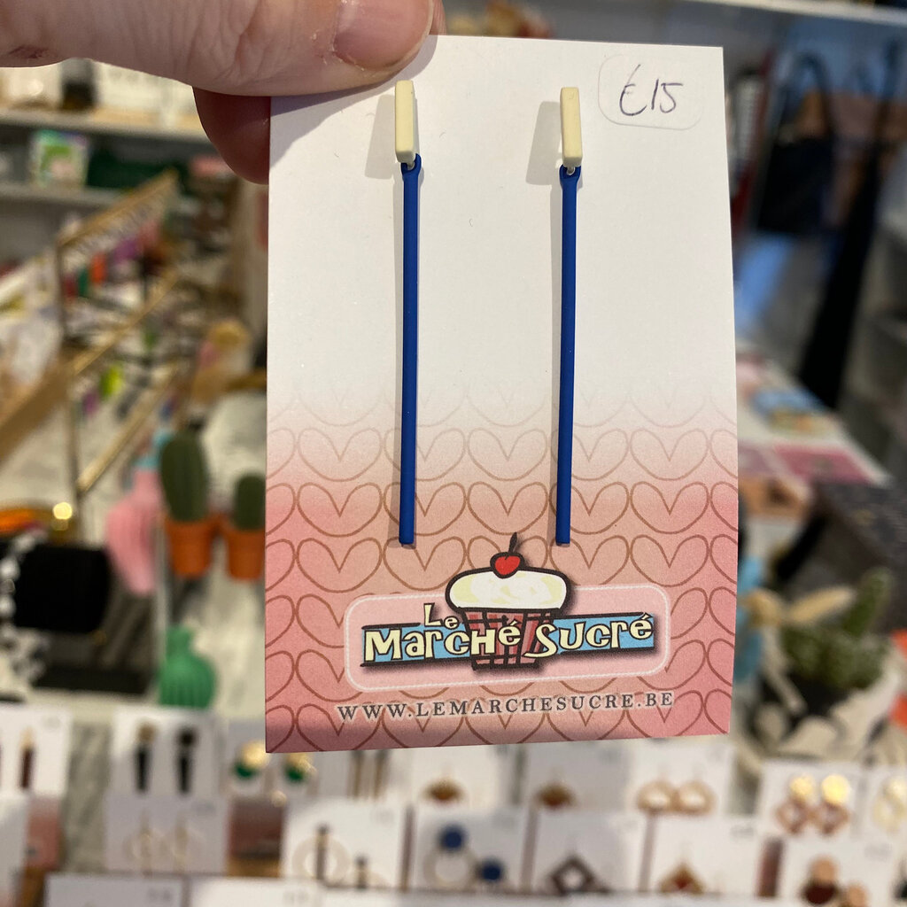le marché sucré Le marché sucré: oorbellen stekers - ecru + blauw