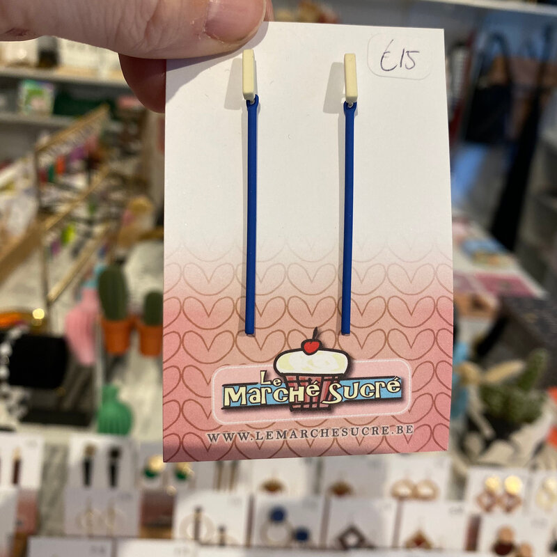 le marché sucré Le marché sucré: oorbellen stekers - ecru + blauw