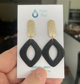 Atelier Meer Atelier Meer: OLGA klei oorbellen stekers - zwart goud