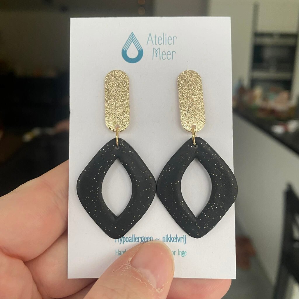 Atelier Meer Atelier Meer: OLGA klei oorbellen stekers - zwart goud
