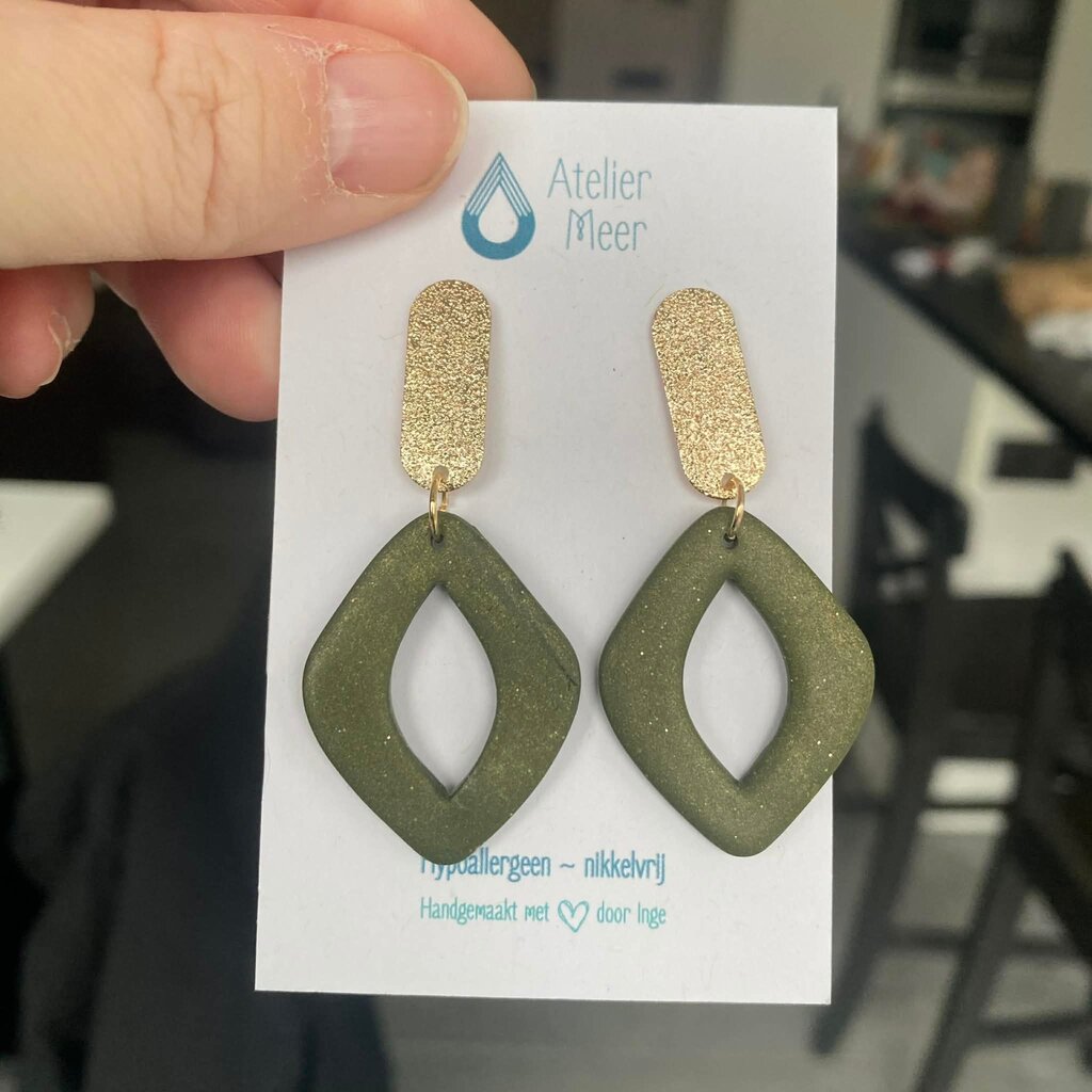 Atelier Meer Atelier Meer: OLGA klei oorbellen stekers - kaki goud