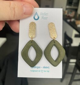 Atelier Meer Atelier Meer: OLGA klei oorbellen stekers - kaki goud